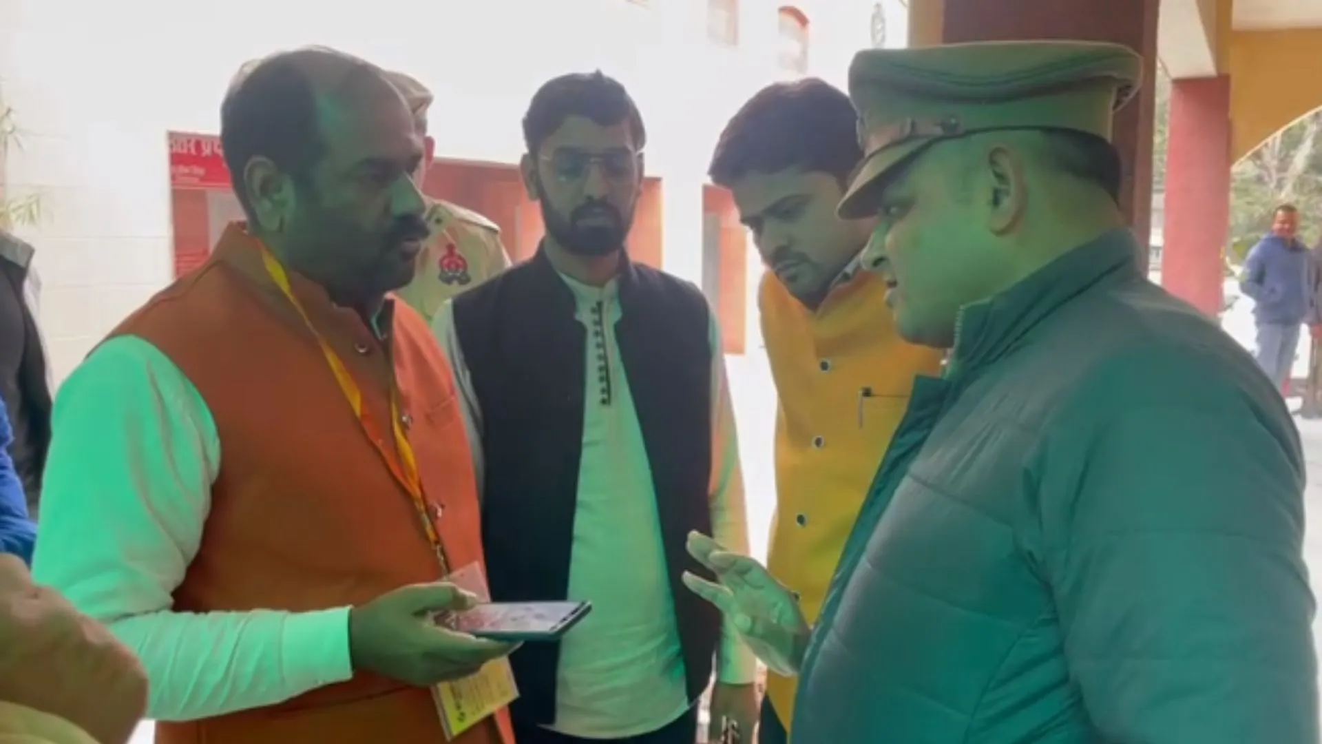 बरेली : मतदान के दौरान दारोगा से भिड़े भाजपा नेता, बोले- हमें नियम मत पढ़ाओ, कायदे से नौकरी करो