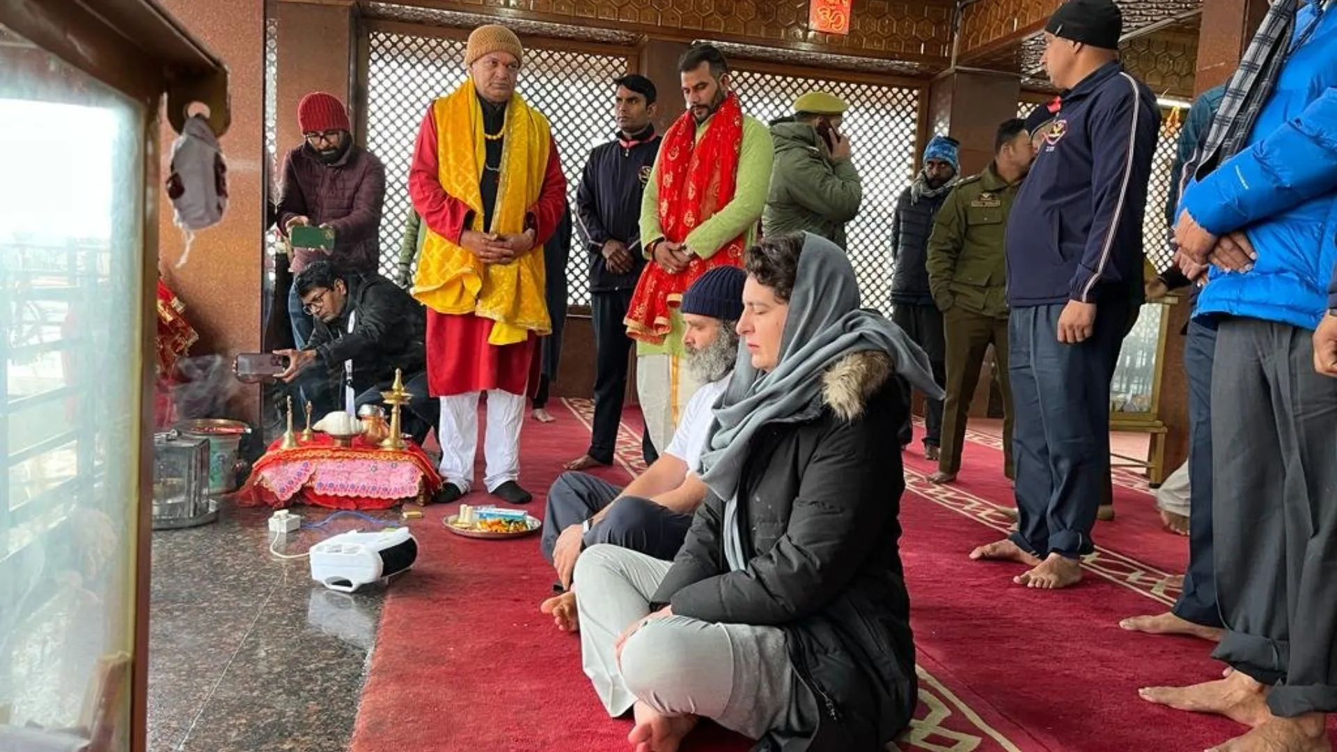 राहुल, प्रियंका ने जम्मू कश्मीर के गांदेरबल में खीर भवानी मंदिर में दर्शन किए 