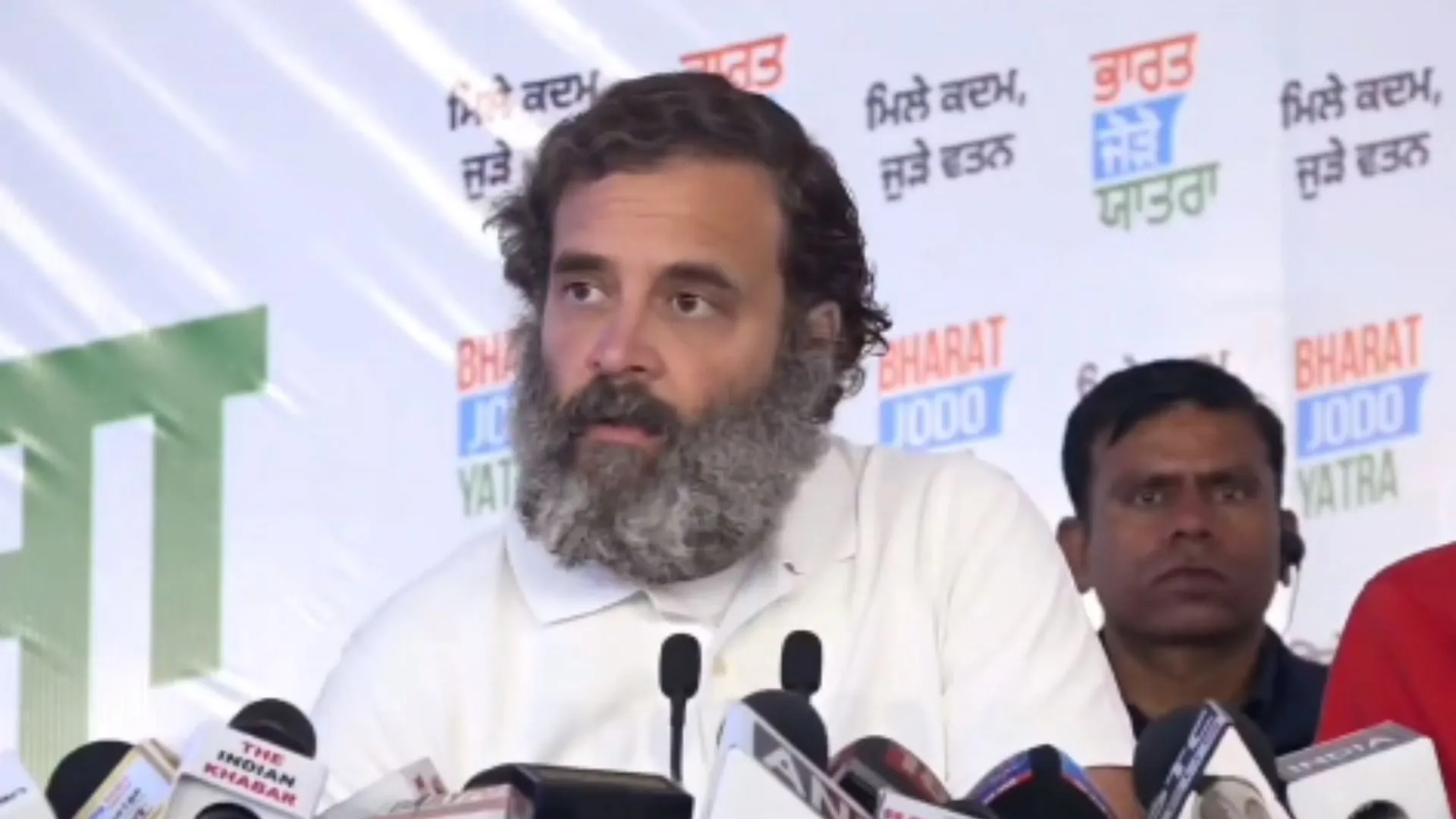 Video : सुरक्षा में चूक नहीं...वो तो मुझे गले लगाने आया था, RaGa ने Security Breach को नकारा