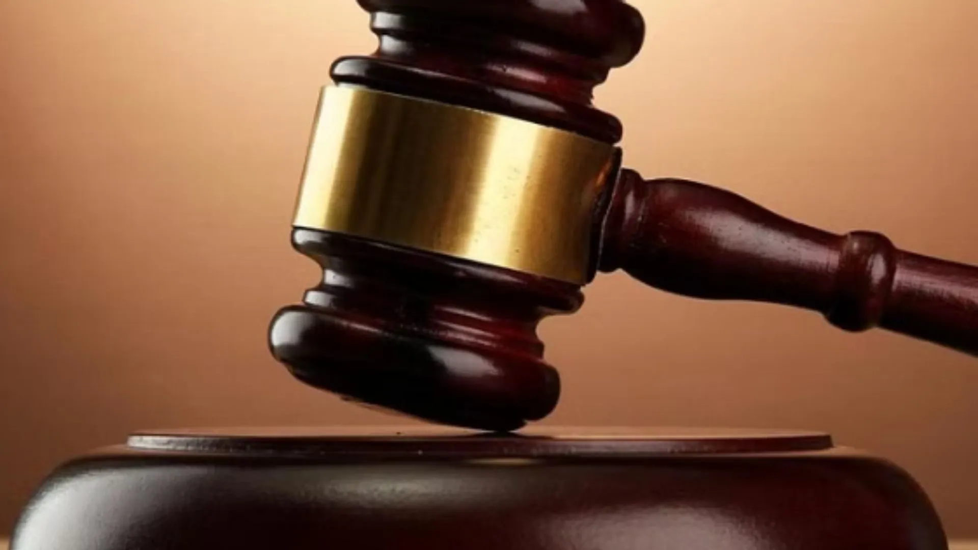 मेरठ : 50 हजार के इनामी शातिर सुशील फौजी ने कोर्ट में किया सरेंडर, रंगदारी और जान से मारने की धमकी देने का आरोप