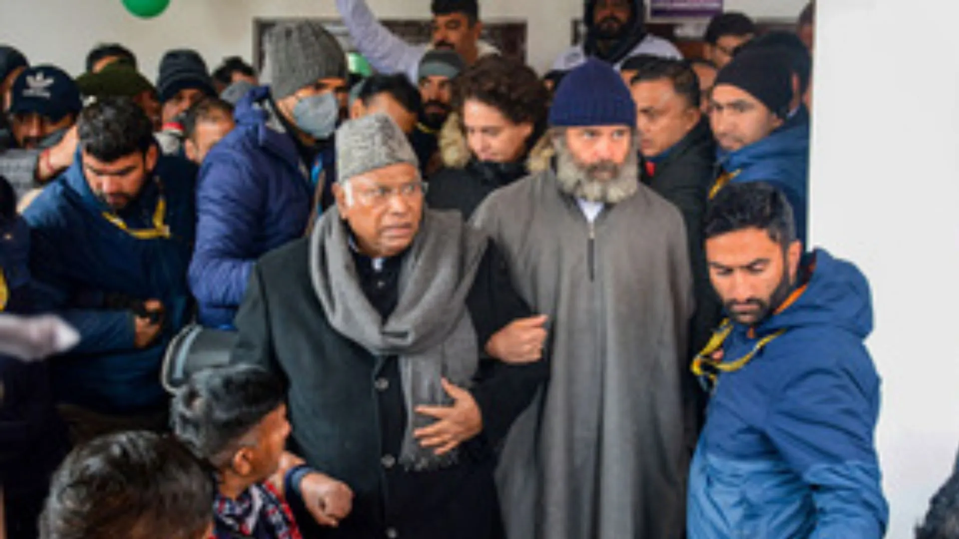 भारत जोड़ो यात्रा : राहुल गांधी ने पहना कश्मीर की हाड़ कंपा देने वाली ठंड में ‘फेरन’ 