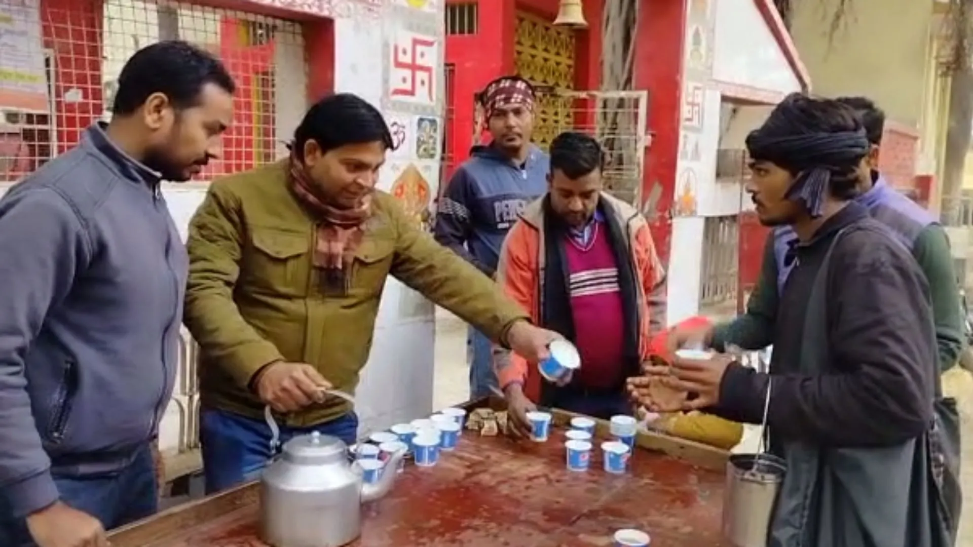 बरेली : मकर संक्रांति पर कई जगह खिचड़ी भोज, चाय-बिस्किट का वितरण, गरीबों को बांटे वस्त्र