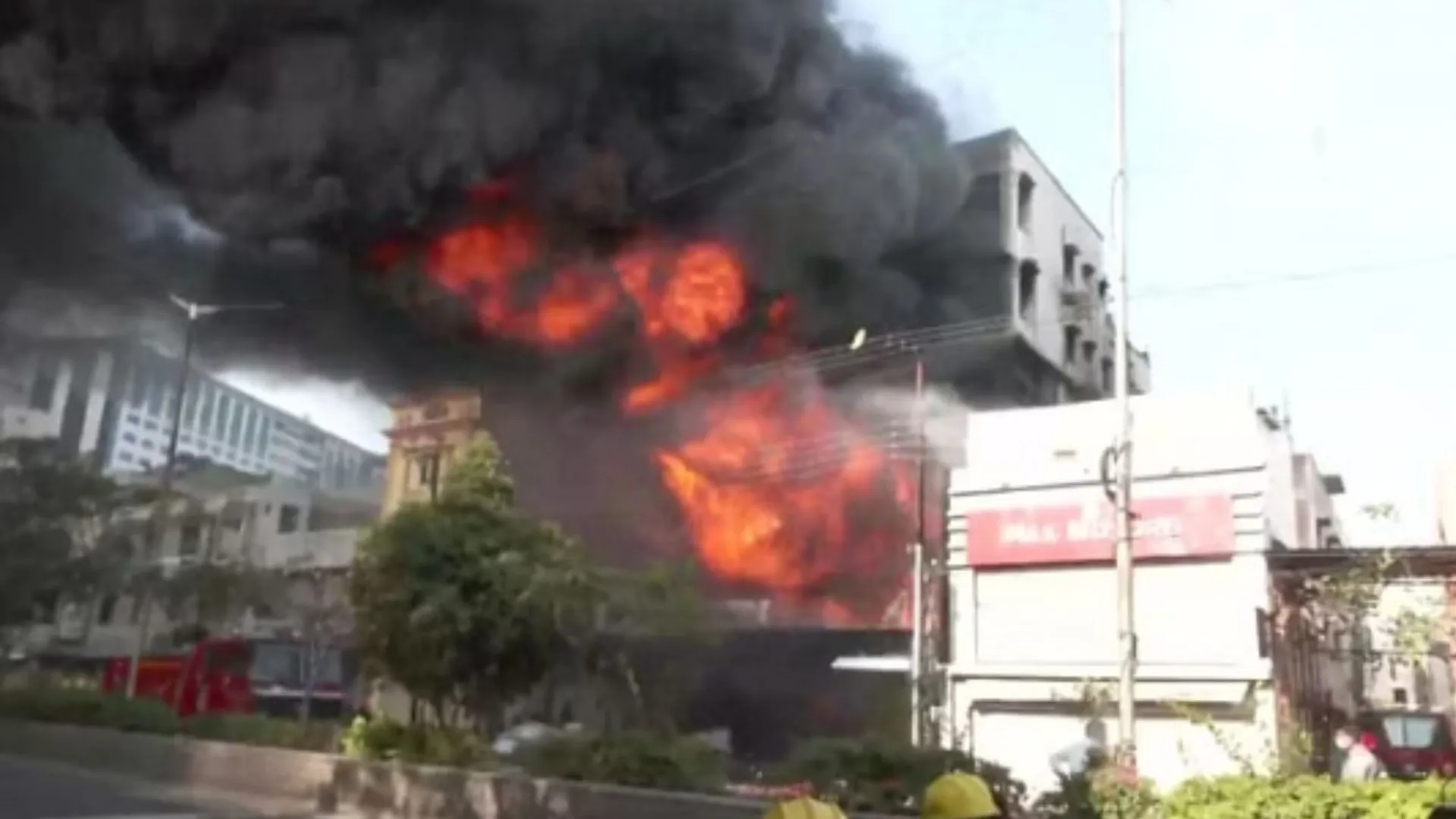 Video : हैदराबाद के सिकंदराबाद की एक बिल्डिंग में लगी आग, दमकल की कई गाड़ियां मौजूद 