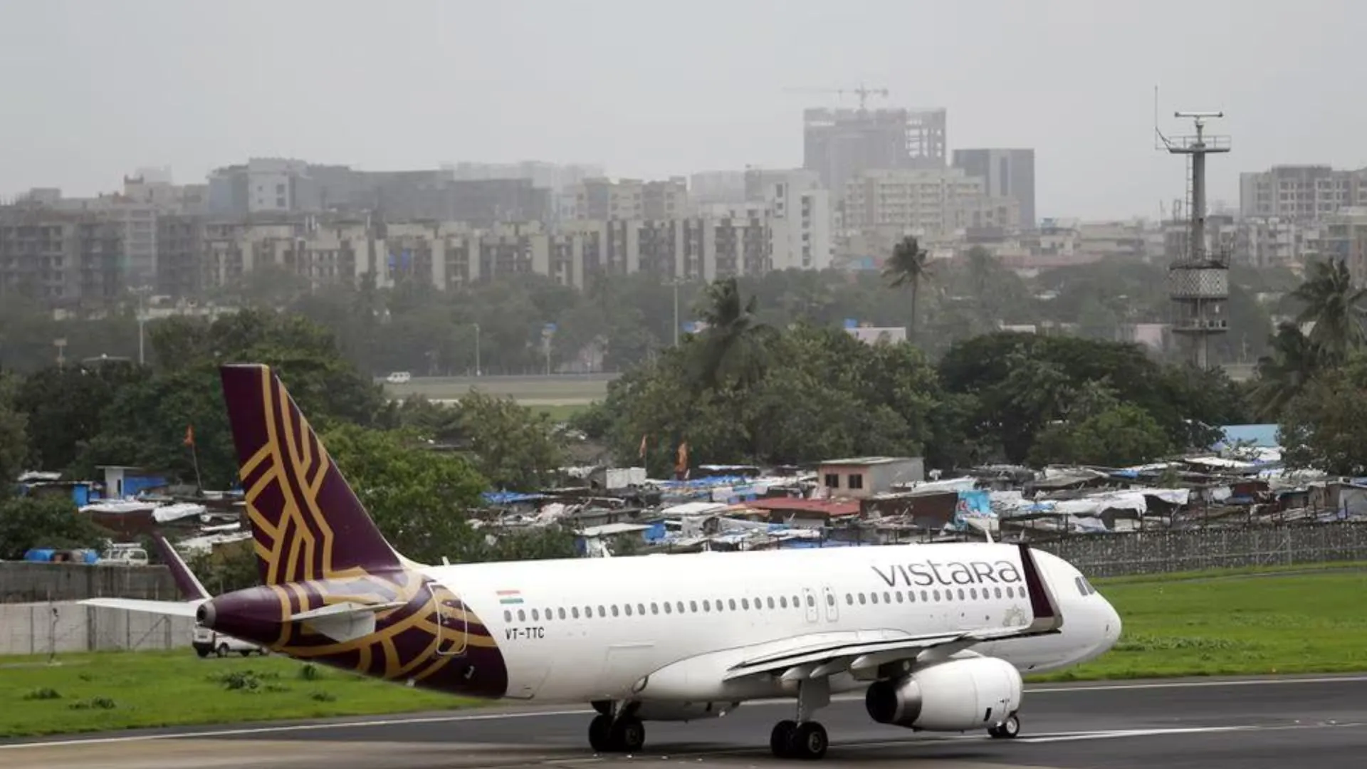 नशे में धुत विदेशी महिला मुंबई आ रही उड़ान में अर्धनग्न होकर घूमी, क्रू मेंबर को मारा मुक्का
