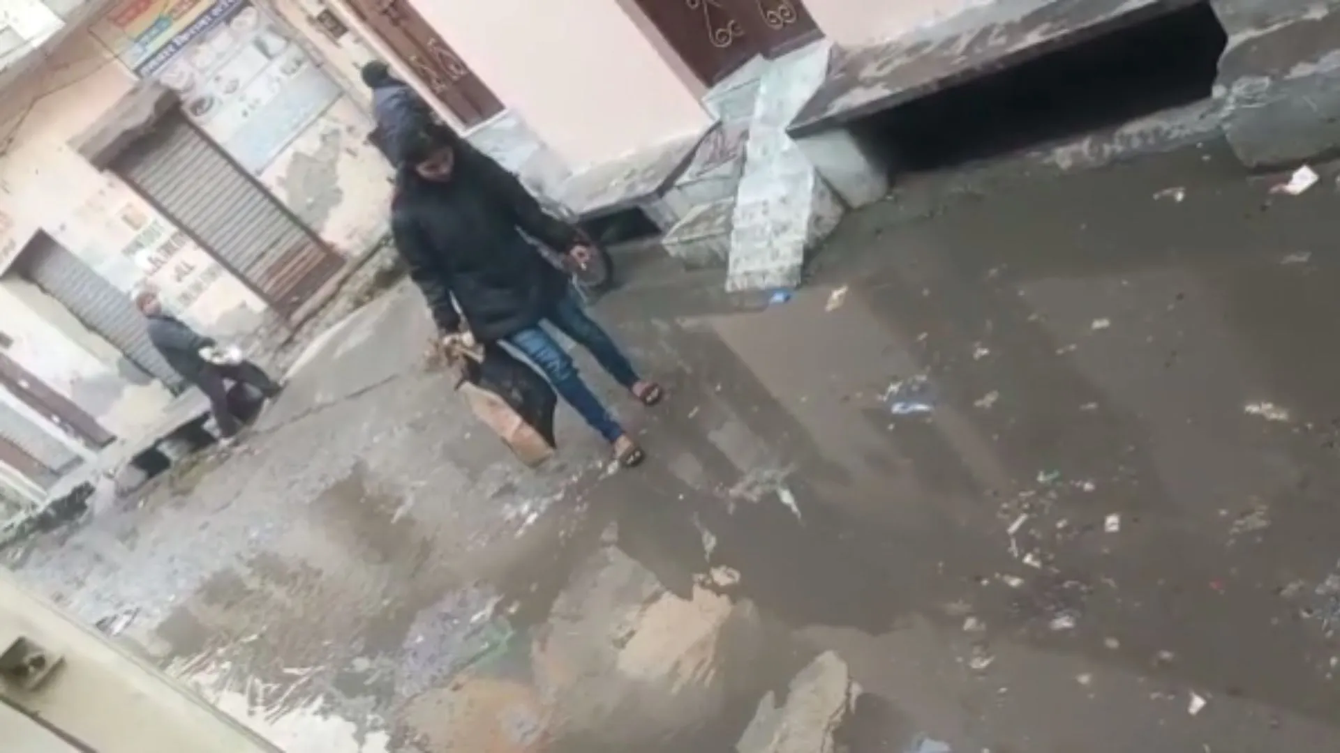 बरेली : बिन बारिश गुलाबनगर गौरी शंकर मंदिर जाने वाले मार्ग पर जलभराव, राहगीर परेशान