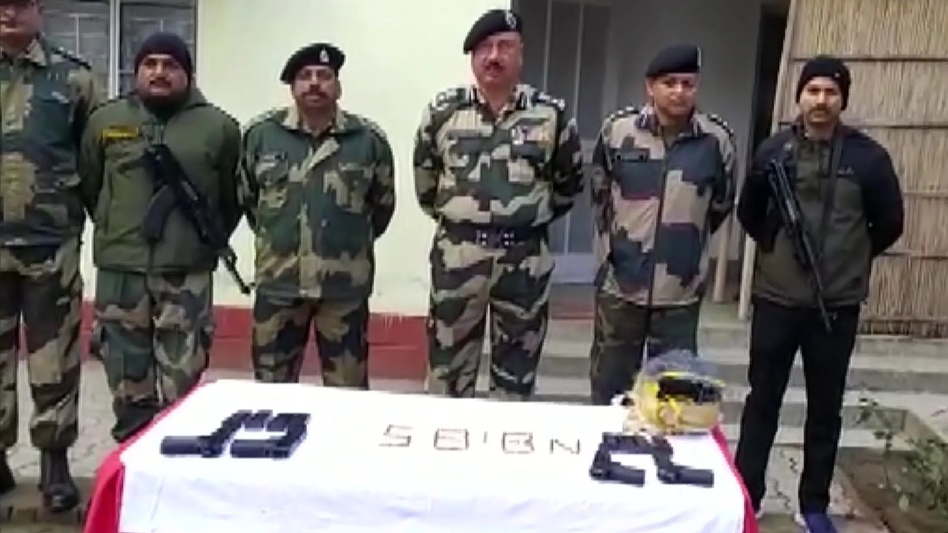 पंजाब: BSF ने अंतरराष्ट्रीय सीमा के पास पाकिस्तानी ड्रोन से गिराए गए चीनी हथियार बरामद किए 