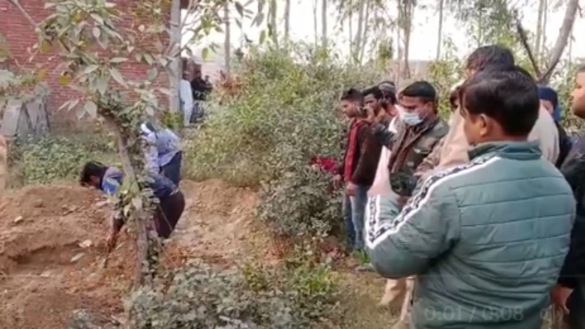 बरेली : कब्र खोदकर निकलवाया शव, पोस्टमार्टम के लिए भेजा, हत्या की आशंका