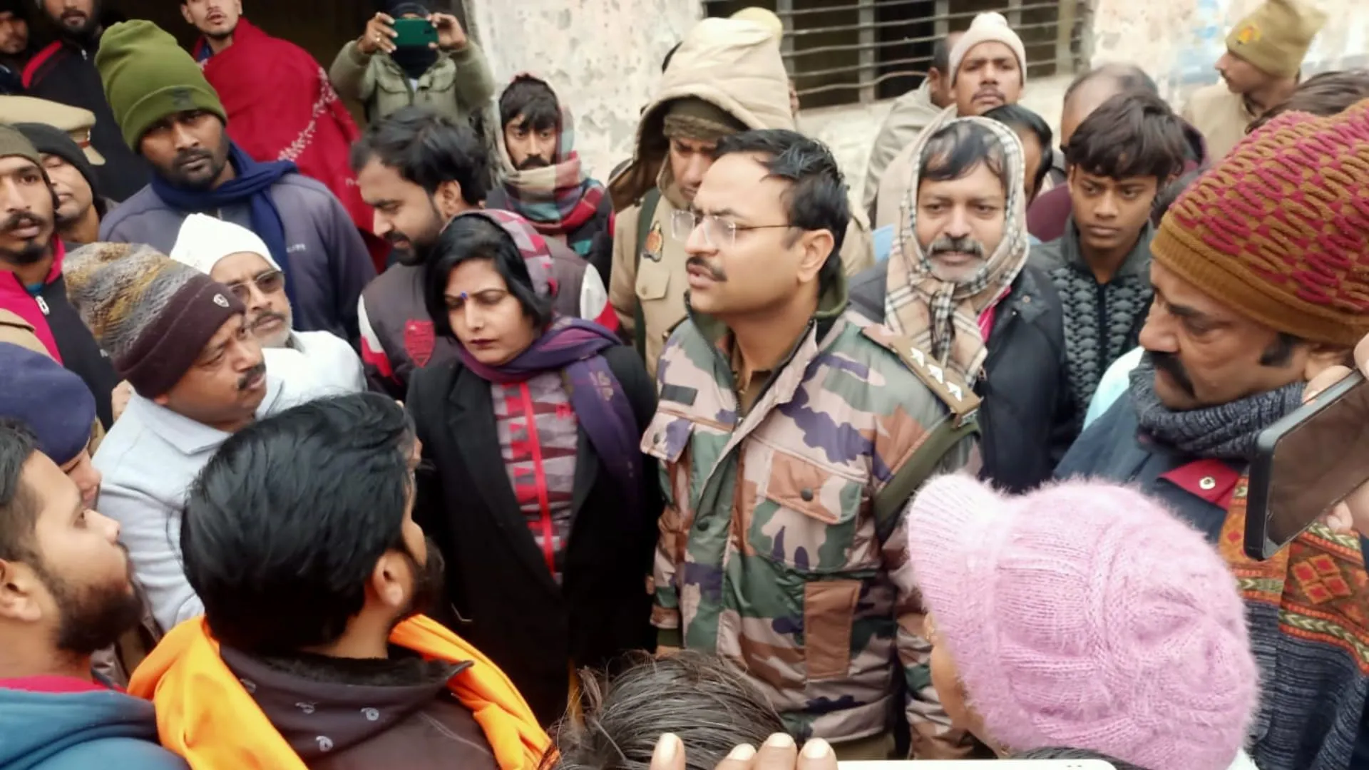 मेरठ : कम्युनिटी हॉल में गोकशी, भड़के लोग, पुलिस का घेराव कर हंगामा