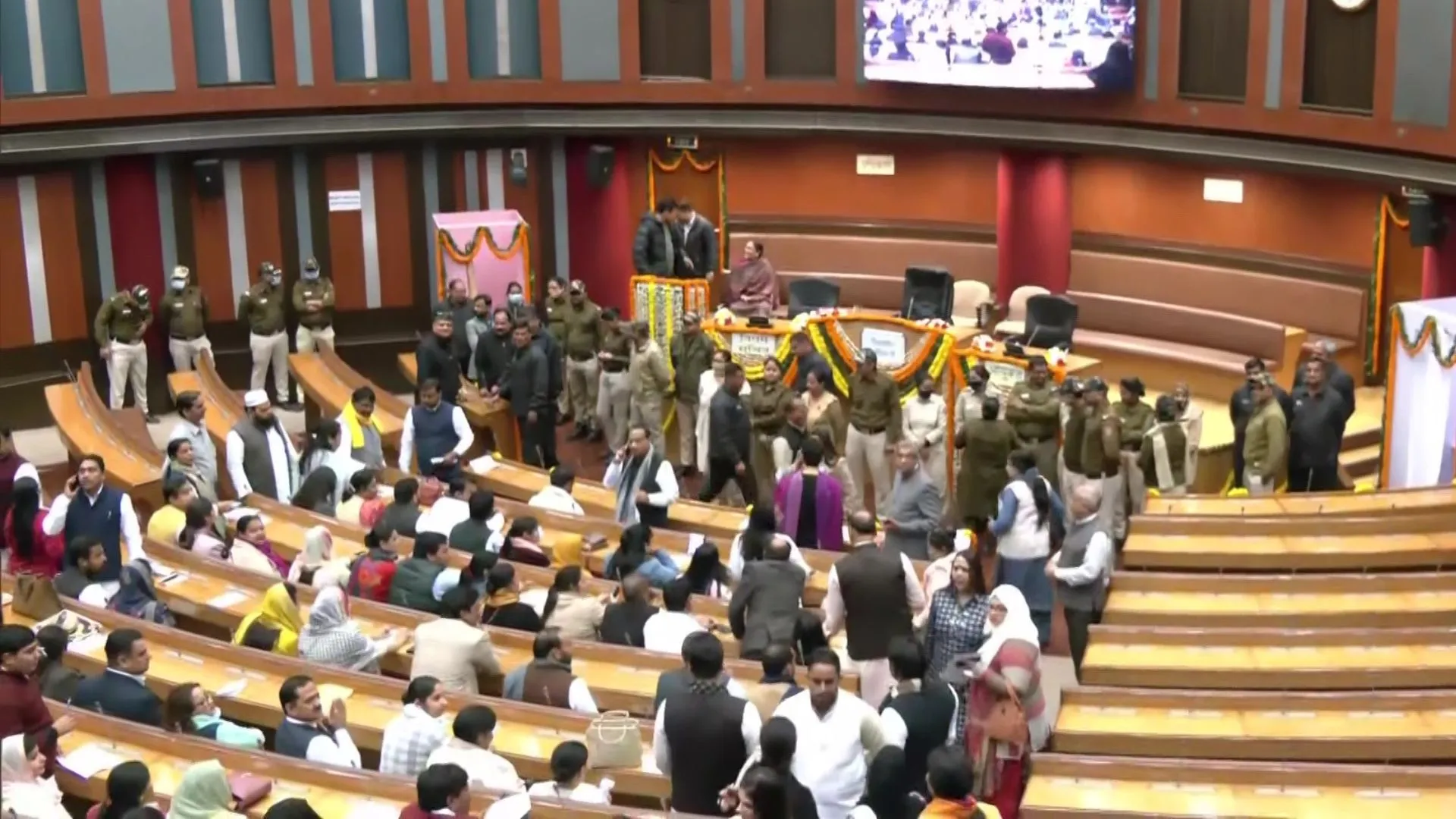 दिल्ली: महापौर, उपमहापौर के चुनाव के मद्देनजर नगरपालिका भवन में सुरक्षा बल की भारी तैनाती 