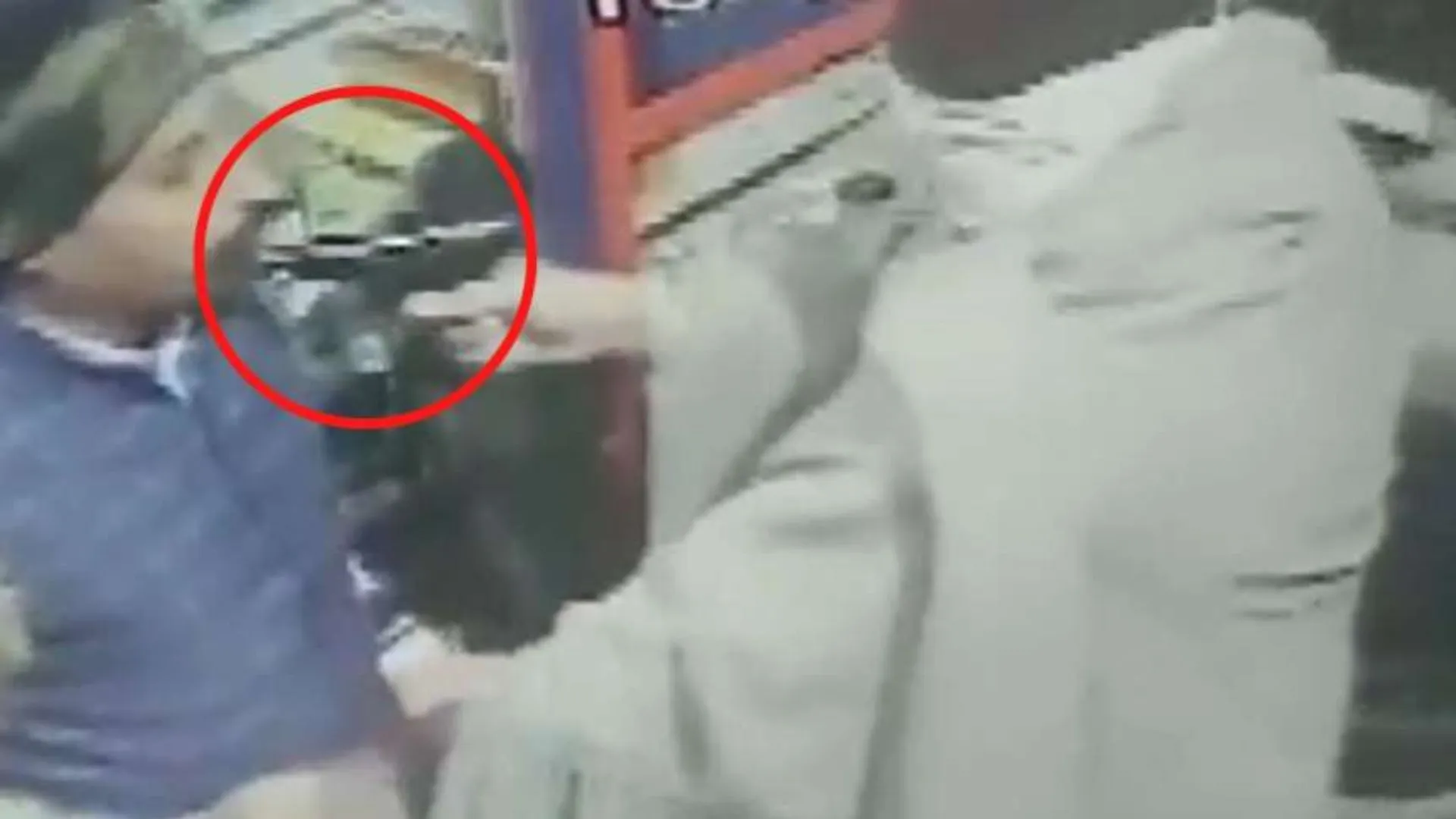 Video : मुंह में बंदूक घुसेड़ी, बच्चे को लिया कब्जे में, फिर जमकर की लूटपाट