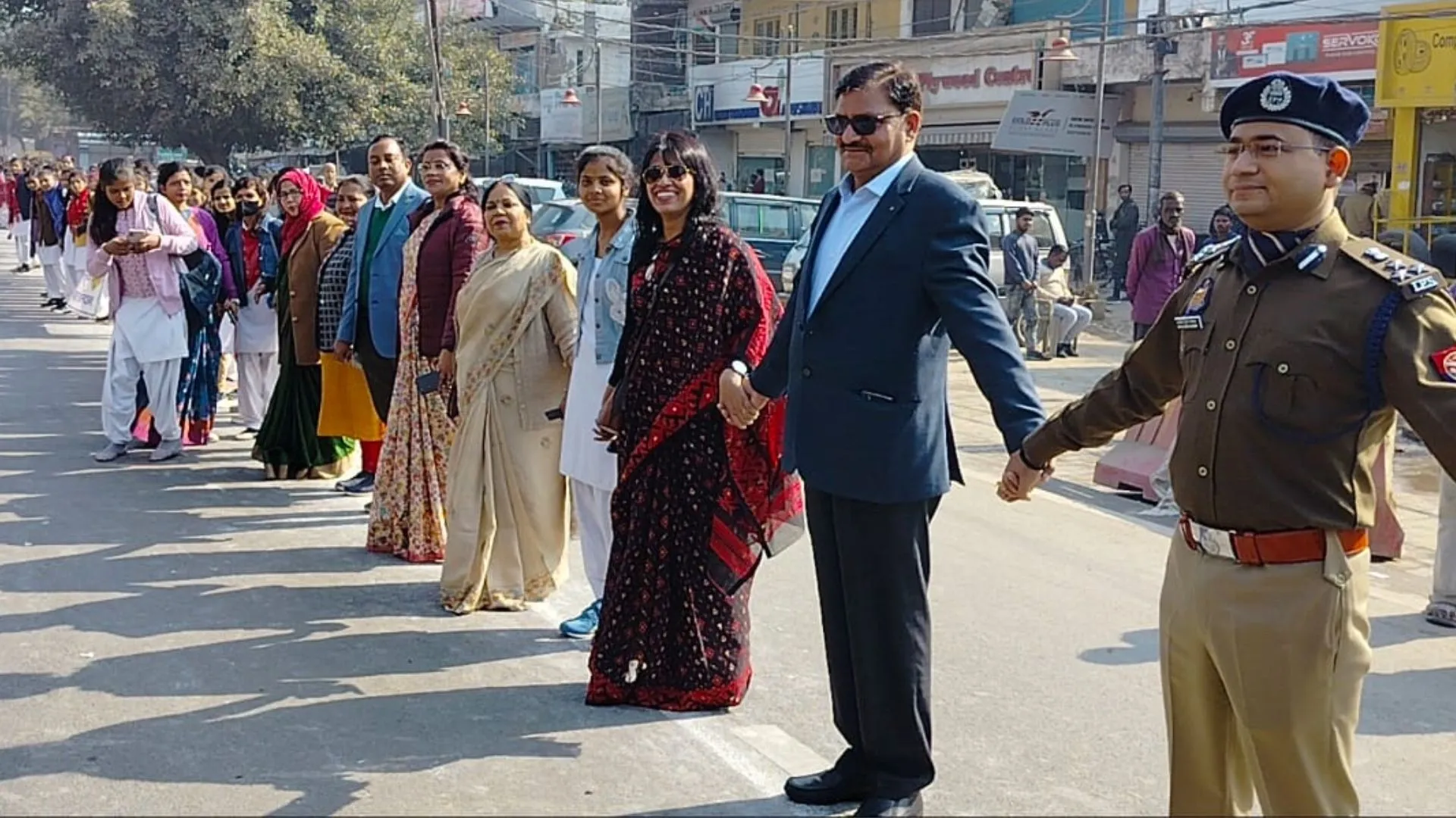 बरेली : नेता जी सुभाषचंद्र बोस की जयंती पर मानव श्रृंखला बनाकर किया यातायात नियमों के प्रति जागरूक, देखें Video