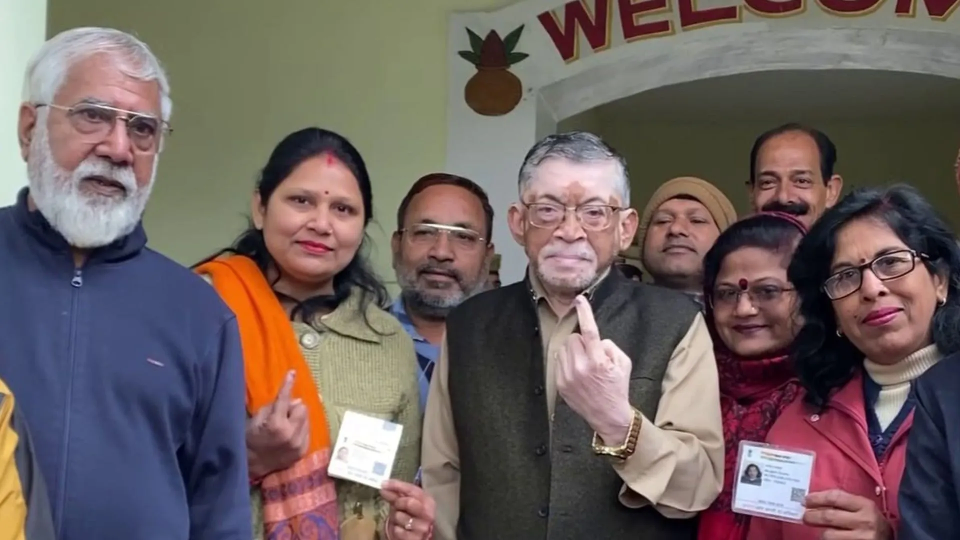 बरेली-मुरादाबाद खंड स्नातक चुनाव शुरू, सांसद संतोष गंगवार ने डाला वोट