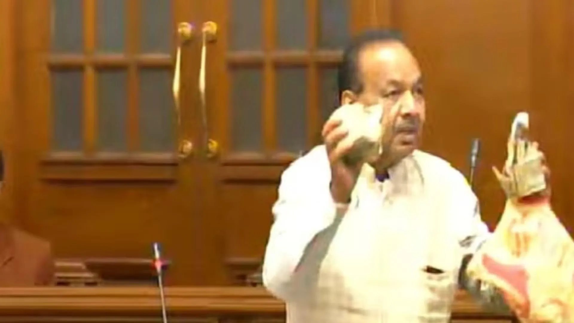 VIDEO : AAP विधायक ने विधानसभा में लहराईं नोटों की गड्डियां, अस्पताल में भर्ती के लिए उगाही का आरोप