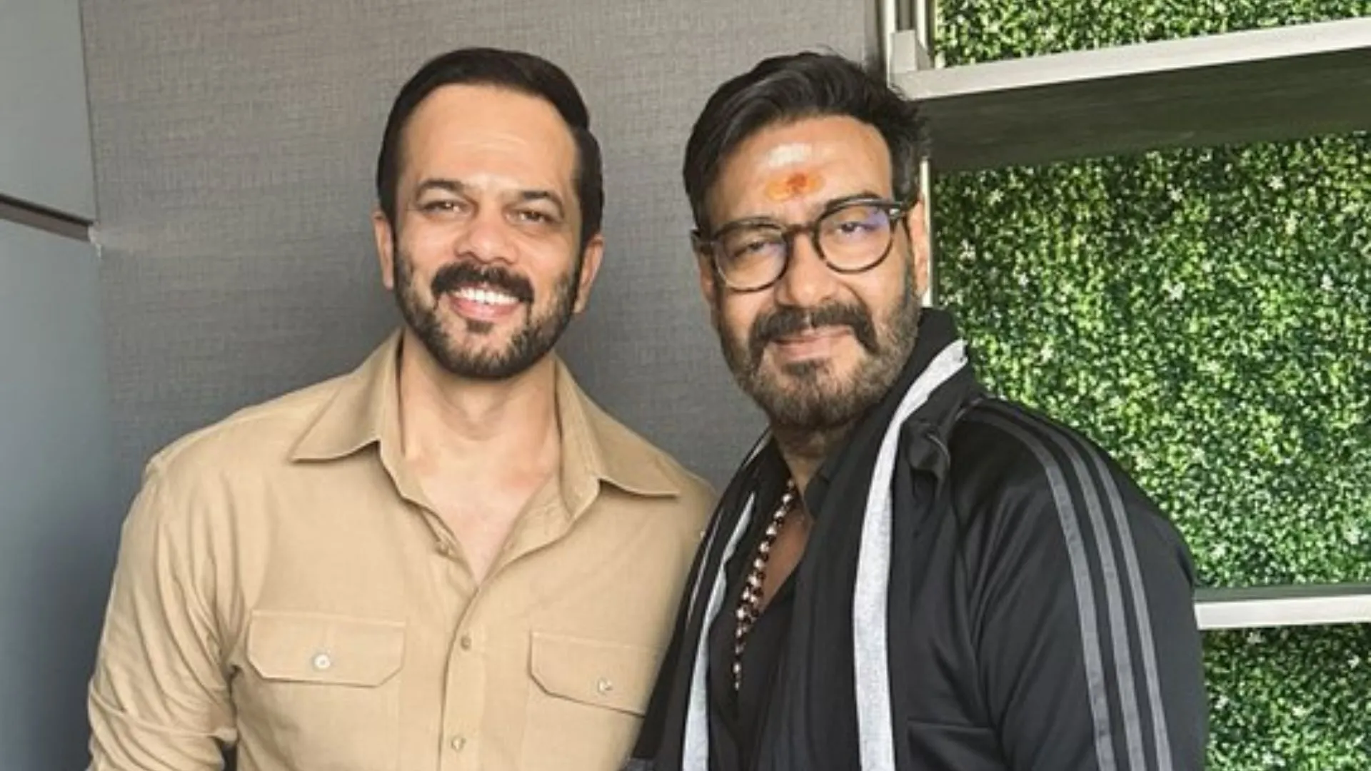 अजय देवगन ने  शुरू की सिंघम अगेन की तैयारी, फिल्म डायरेक्टर के साथ शेयर की तस्वीर