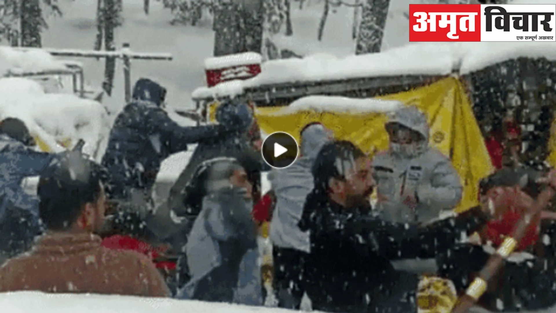 Video : मनाली में बर्फबारी के बीच चले लाठी-डंडे, सर्दी में आ गई गर्मी !