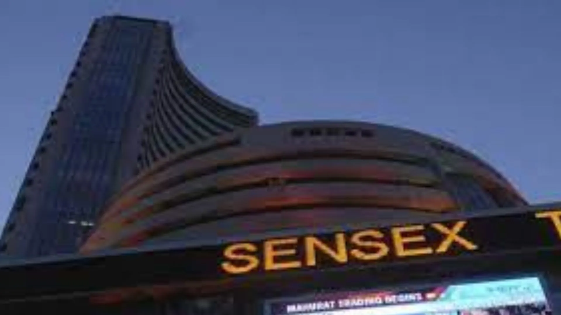 शुरुआती कारोबार में तेजी के बाद अस्थिर हुआ शेयर बाजार, रुपए में 14 पैसे की बढ़त 