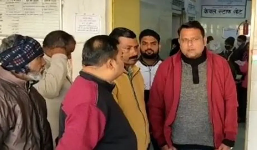 बरेली: अभद्रता के विरोध में जिला अस्पताल में कर्मियों ने किया कार्य बहिष्कार