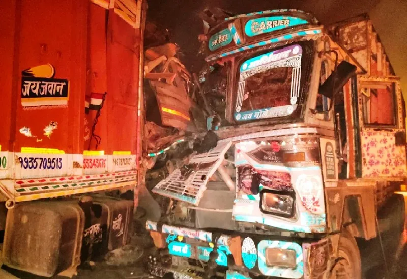 बांदा : सड़क हादसों में दो ट्रक चालकों की मौत