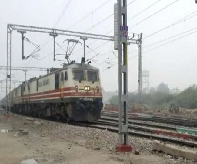 महाराष्ट्र: ठाणे में ट्रेन की चपेट में आने से नर्स ने अपने हाथ व पैर गंवाए 