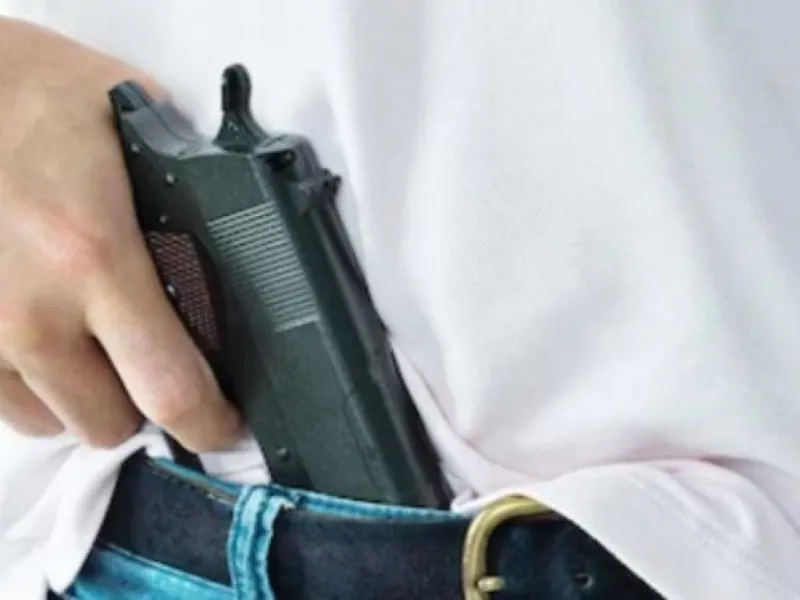 हरदोई : तमंचेबाज गुरूजी पर लटकी बर्खास्तगी की तलवार 