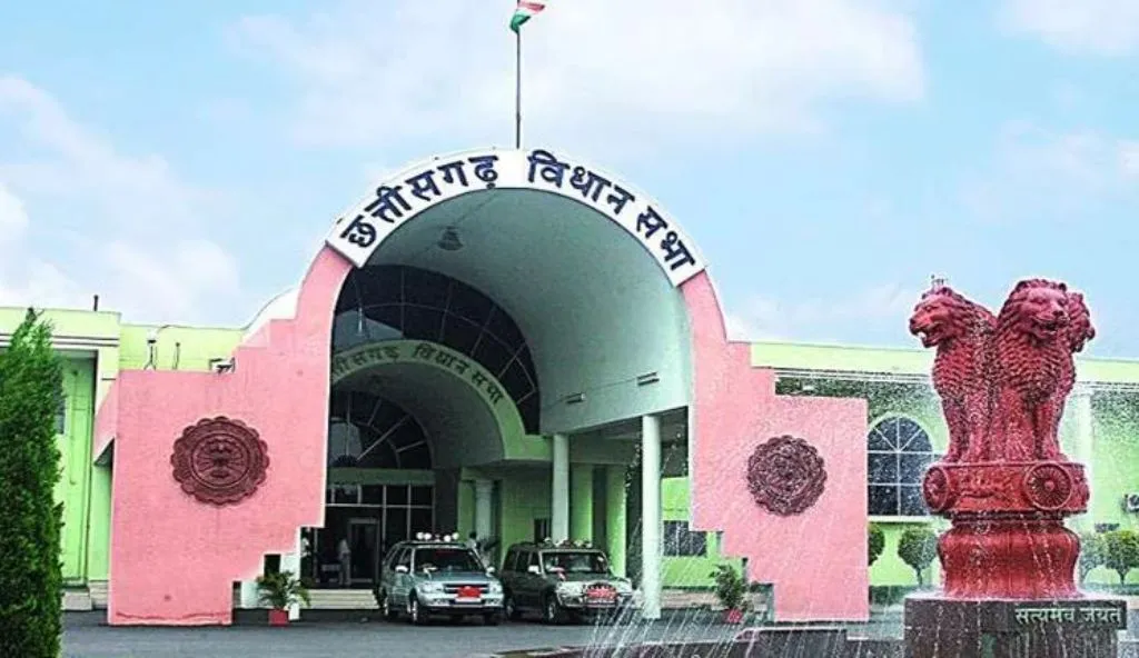 छत्तीसगढ़: इको फ्रेंडली गोबर पेंट से पोती जाएंगी 500 सरकारी इमारतें 