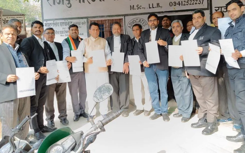 मथुरा: हाथ से हाथ जोड़ो अभियान के तहत कांग्रेसी पहुंचे अधिवक्ताओं के द्वार, सौंपी BJP की चार्जशीट