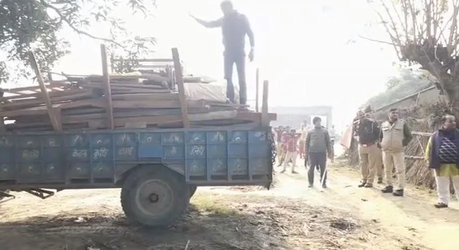 शाहजहांपुर: चतुरपुर में 5 घरों से भारी मात्रा में लकड़ी बरामद, रिपोर्ट दर्ज 