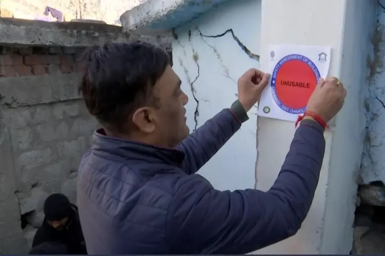 Joshimath: अब सिर्फ निहारना ही मजबूरी, प्रशासन ने लगाया 'UNUSABLE’ का पोस्टर