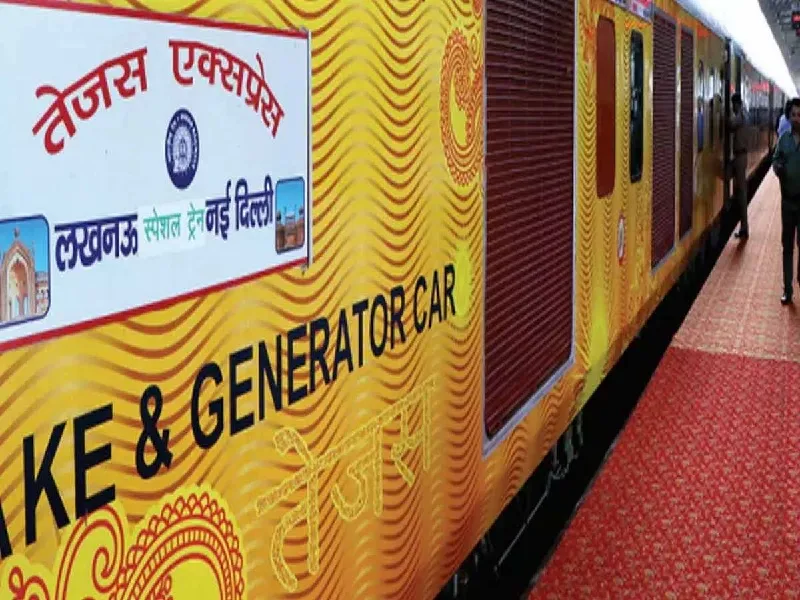 लखनऊ : तेजस एक्सप्रेस के दस घंटे लेट होने पर यात्रियों का फूटा गुस्सा