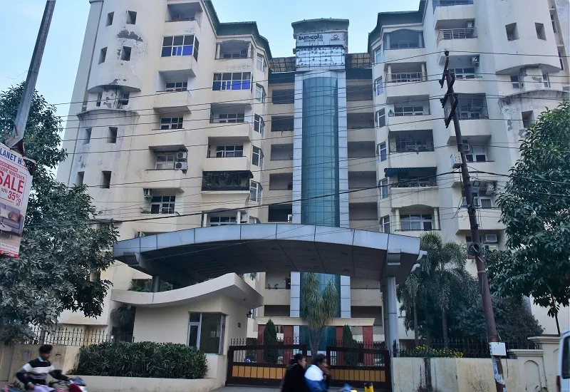 मुरादाबाद : अप्रशिक्षित हाथों में बहुमंजिला इमारतों की सुरक्षा की कमान, खतरे में लोगों की जान   