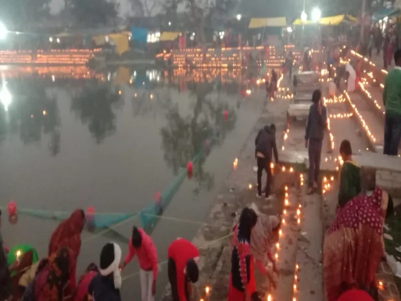 बाराबंकी : हजारों दीपों से जगमगाया अभरण सरोवर 