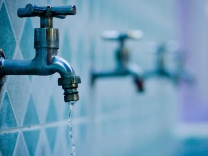 लखनऊ के इस इलाके में नल से आ रहा नीला पानी, जांच में जुटे इंजीनियर