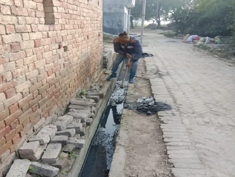 अयोध्या : साफ होने लगी गांव की बजबजाती नालियां