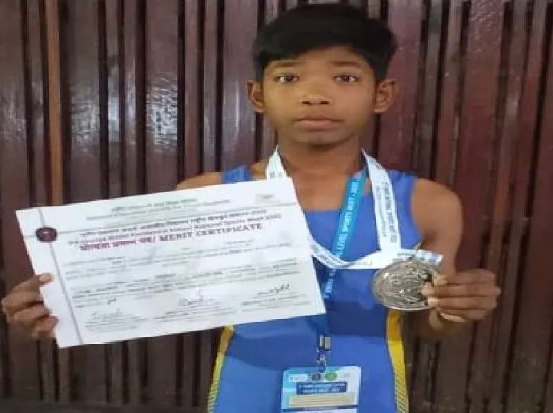 बहराइच : नेशनल स्पोर्ट मीट में जनजाति छात्र पवन ने जीता सिल्वर मेडल