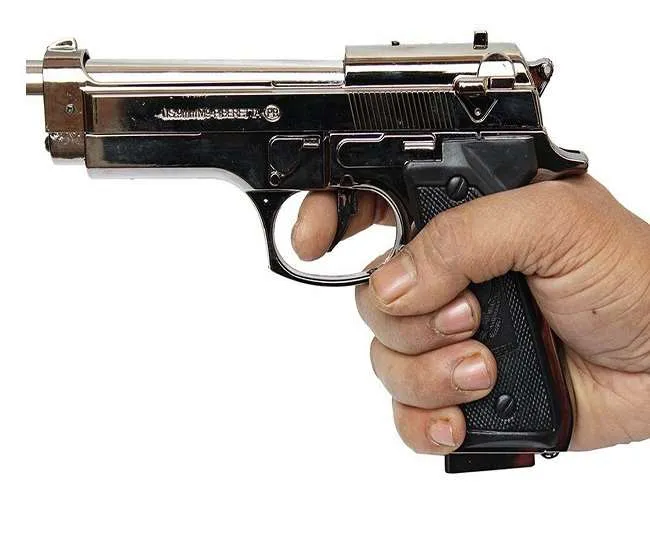 पुलिस अधिकारी बता पिस्टल के दम पर छीने 25 लाख, दोस्त ने सस्ते अमेरिकन डालर देने का दिया लालच