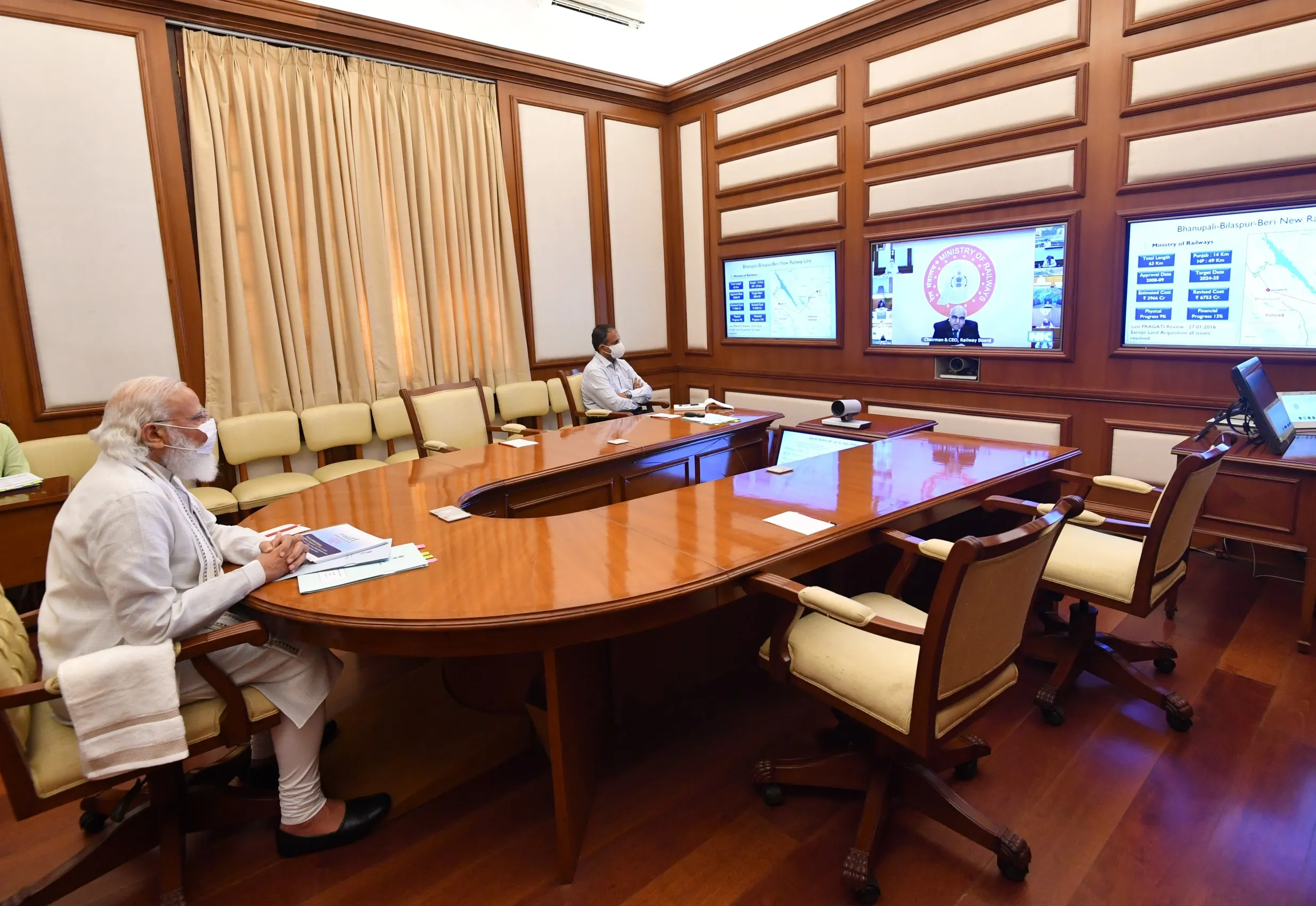 जोशीमठ: भू-धंसाव को लेकर पीएम मोदी ने बुलाई बैठक, सीएम ने भी सौंपी ताजा रिपोर्ट