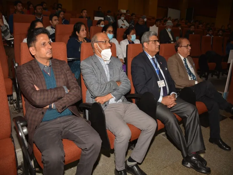 यूपी के सरकारी अस्पतालों में राज्यकर्मियों को मिलेगा कैशलेस इलाज,आश्रितों को भी मिलेगी सुविधा