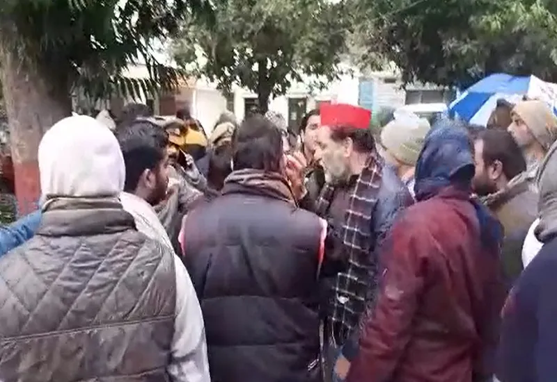 मुरादाबाद: MLC चुनाव में वोटिंग के दौरान पोलिंग बूथ पर भिड़े सपा-भाजपा नेता, हंगामा