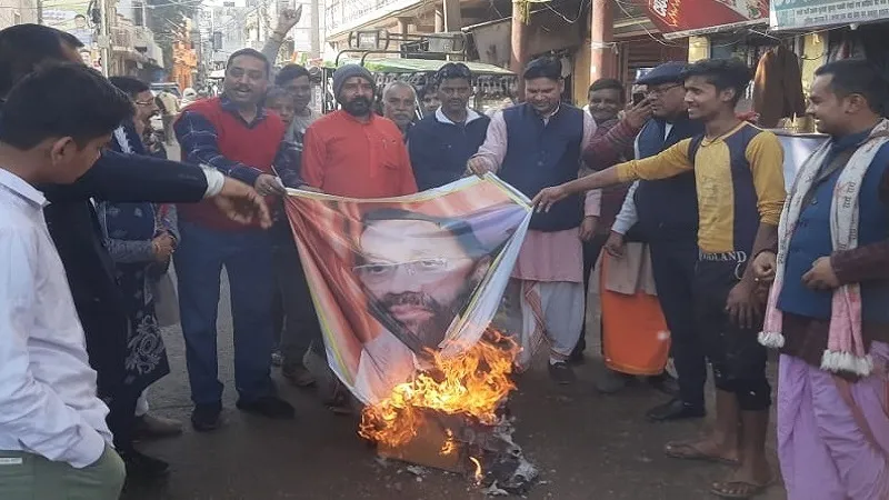 संभल : अभद्र टिप्पणी पर पुरोहितों ने जलाए स्वामी प्रसाद मौर्य के पोस्टर, दी चेतावनी