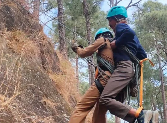 अल्मोड़ाः ग्राम प्रहरियों को दिया गया आपदा से निपटने का प्रशिक्षण, वितरित किए प्रमाणपत्र 