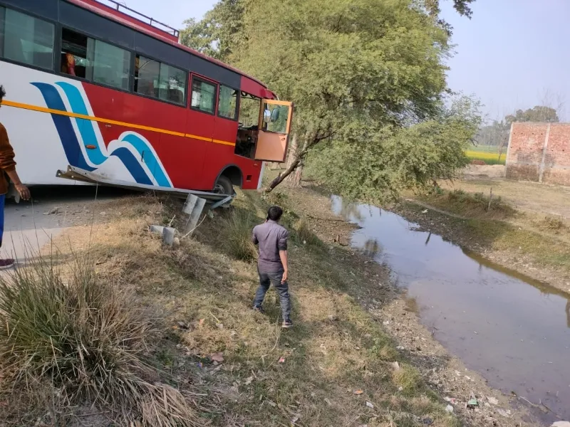 बहराइच : बारातियों से भरी बस रेलिंग से टकराई 