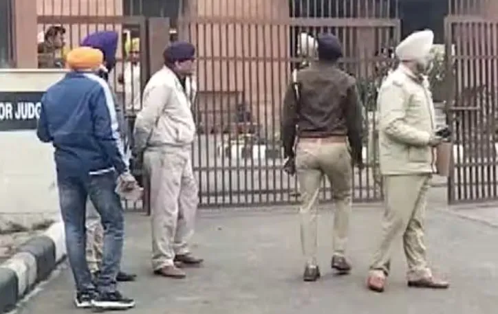 बम की धमकी के बाद चंडीगढ़ जिला अदालत परिसर में शुरू तलाशी अभियान 