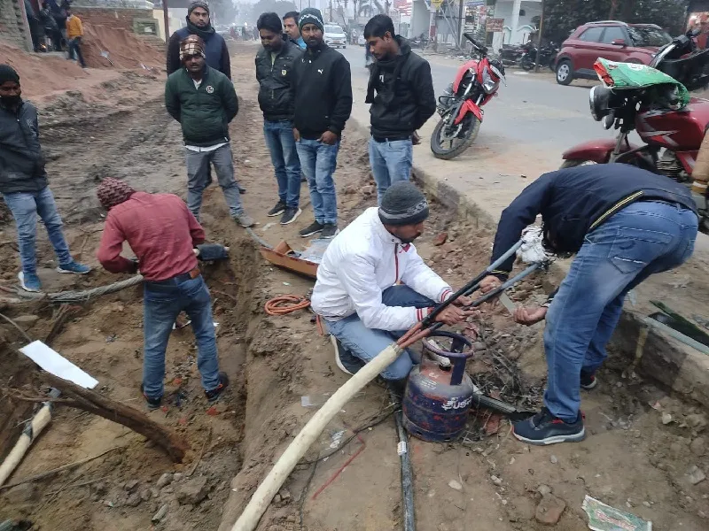 अयोध्या : जेसीबी से सड़क खोदते समय कटी भूमिगत विद्युत केबिल, बिजली गुल