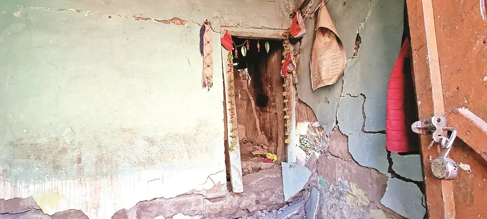 Joshimath : तीन जोनों में बंटा जोशीमठ, नम आंखों के साथ घर छोड़ने को मजबूर लोग