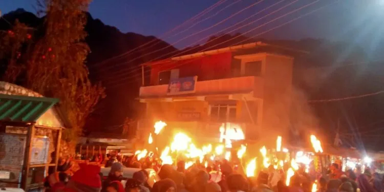 जोशीमठ: भूधंसाव से आक्रोषित लोग सड़कों पर उतरे, चक्काजाम और बाजार बंद