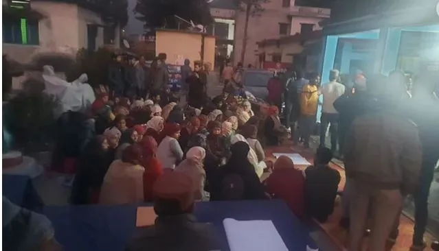 उत्तरकाशीः करणी सेना और ग्रामीणों ने किया थाने का घेराव, सवर्णों पर मुकदमे वापस लेने की उठाई मांग