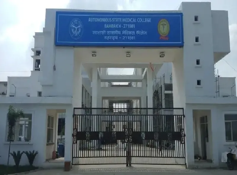 बहराइच : शुल्क जमा करने के बाद भी नहीं मिल रहा हॉस्टल