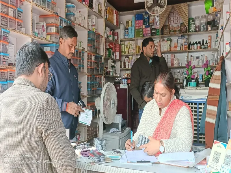 सुलतानपुर : मेडिकल स्टोर पर आयुक्त के छापे से मचा हड़कंप