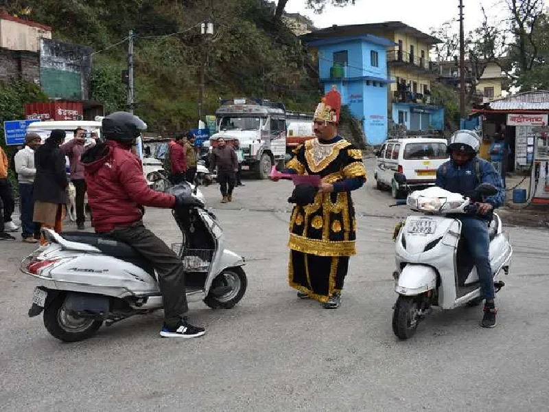 लखनऊ : सड़क सुरक्षा नियमों के लिए 'यमराज' ने किया जागरूक