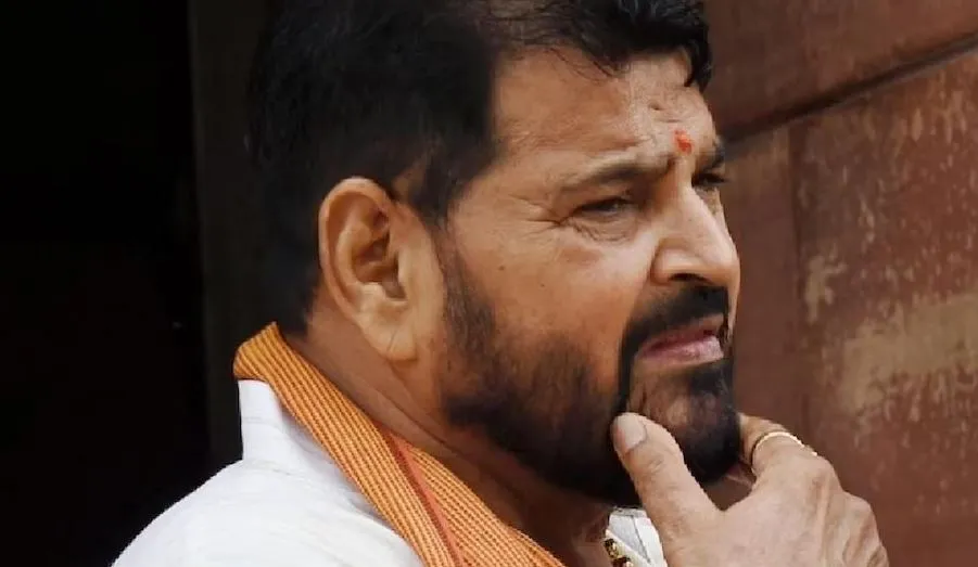 Wrestlers Protest: बृजभूषण सिंह की बढ़ीं मुश्किलें! असिस्टेंट सेक्रेटरी सस्पेंड के बाद कुश्ती संघ के कामकाज पर भी रोक